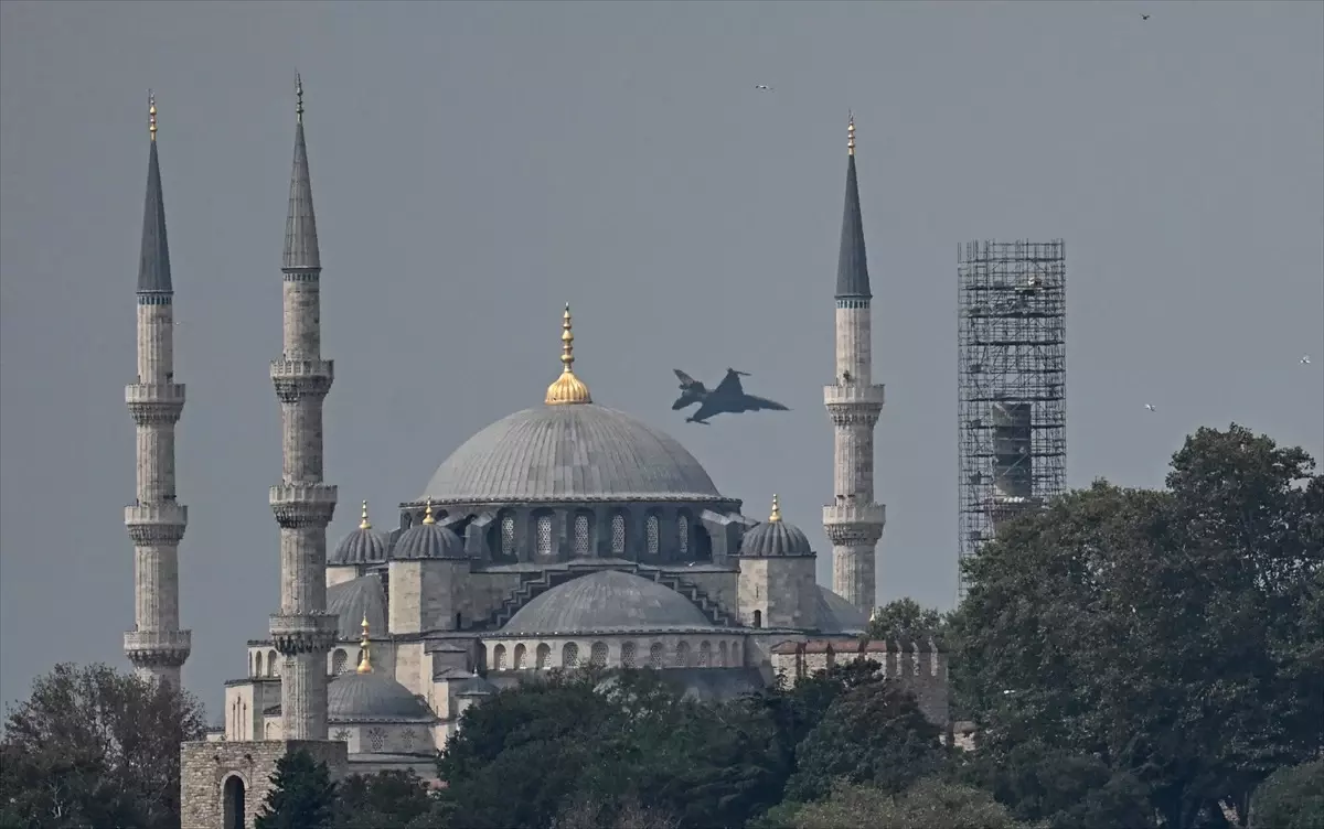 SOLOTÜRK, 30 Ağustos Zafer Bayramı kutlamaları için çevre tanıma uçuşu gerçekleştirdi