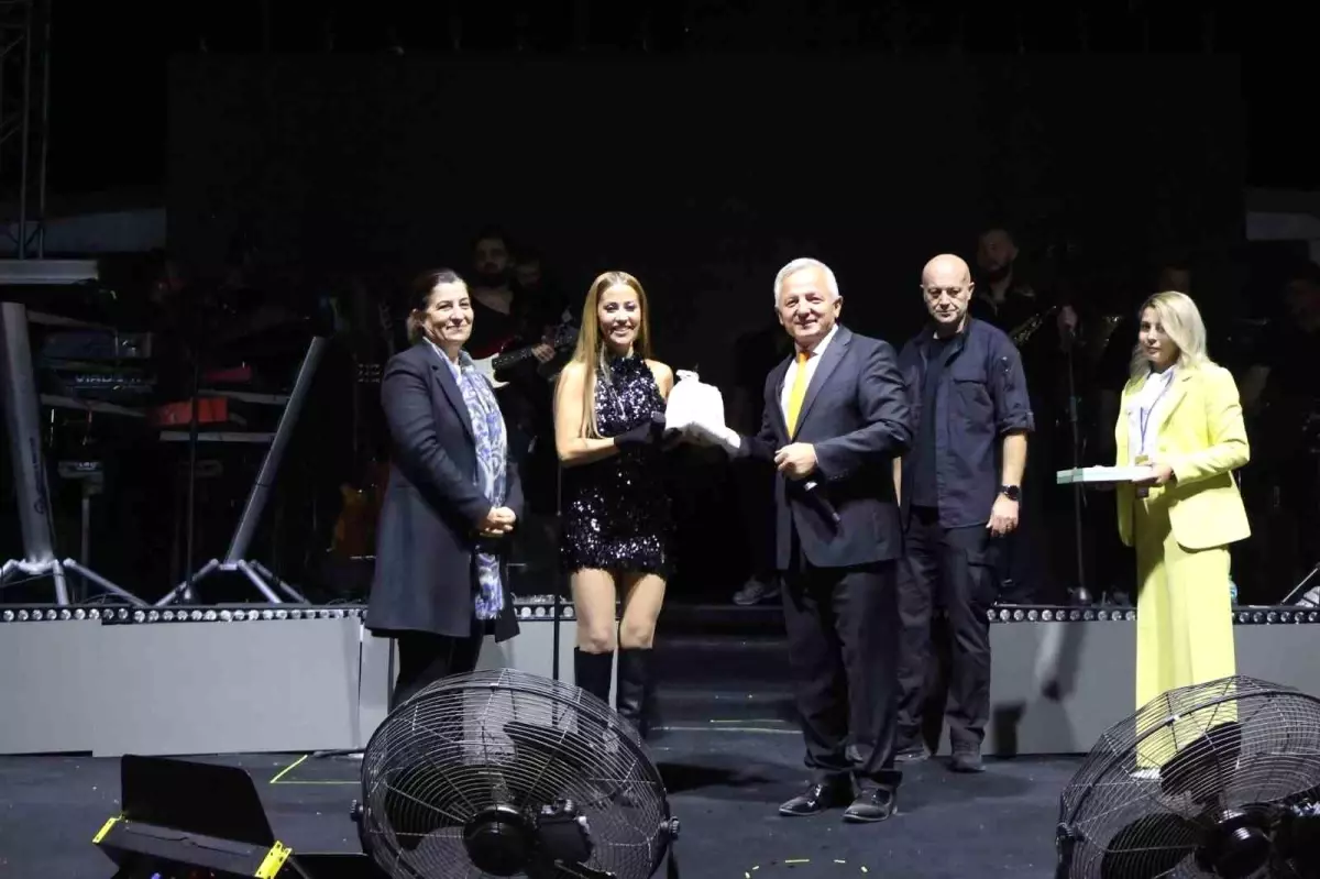 İpsala Çeltik Festivali’nde Derya Uluğ’a Altın Pirinç Sürprizi