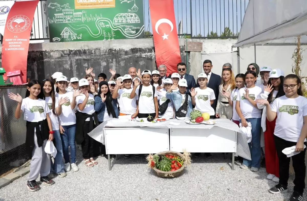 Kütahya Valisi Musa Işın, ‘Okuldaki Çiftlik Projesi’ hasat programına katıldı