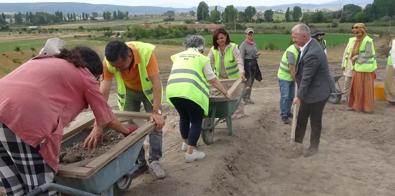 Tavşanlı Höyük’te Kadın Girişimciler Kazı Çalışmalarına Katıldı