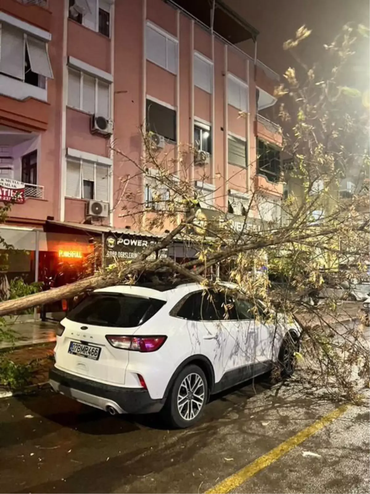 Antalya’da Fırtına Felakete Yol Açtı