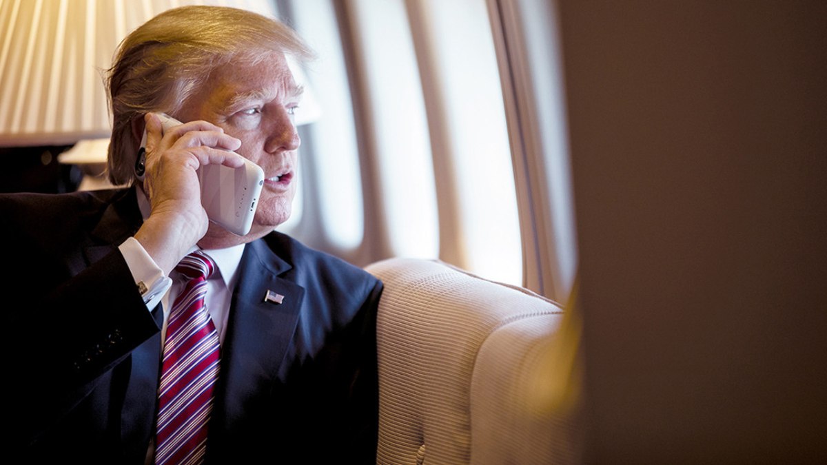Donald Trump duyurdu: iPhone’unuz için daha fazla ödemeye hazır olun