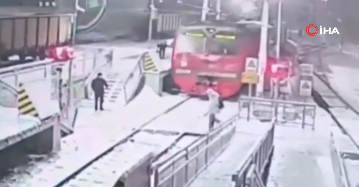 Kulaklıkla geçerken tren çarptı!