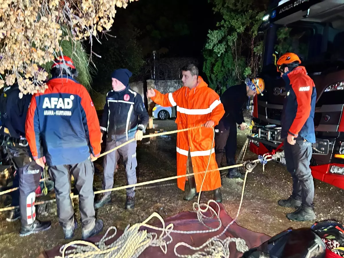 Antalya’da Falezlerden Denize Düşen Otomobil İçin Arama Kurtarma Başlatıldı