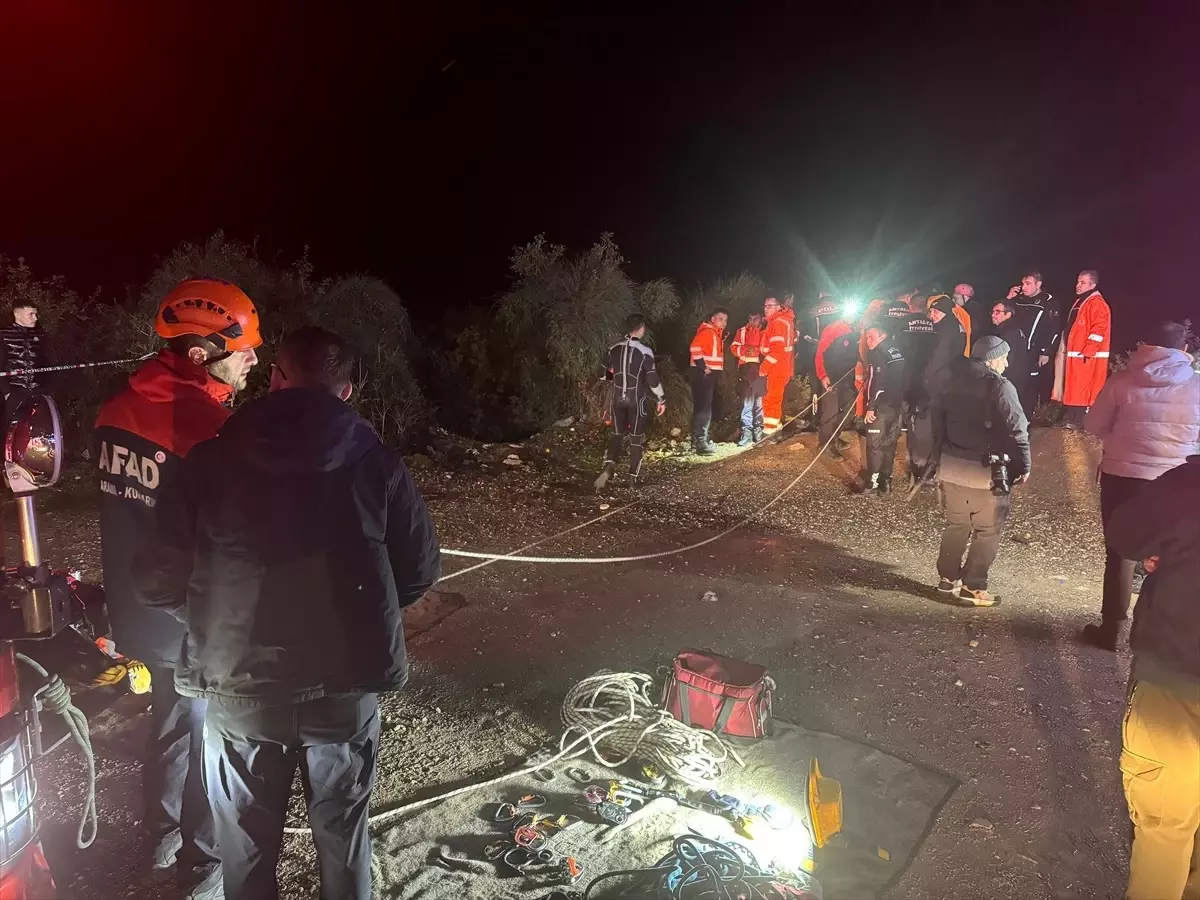 Antalya’da Falezlerden Otomobil Düştü