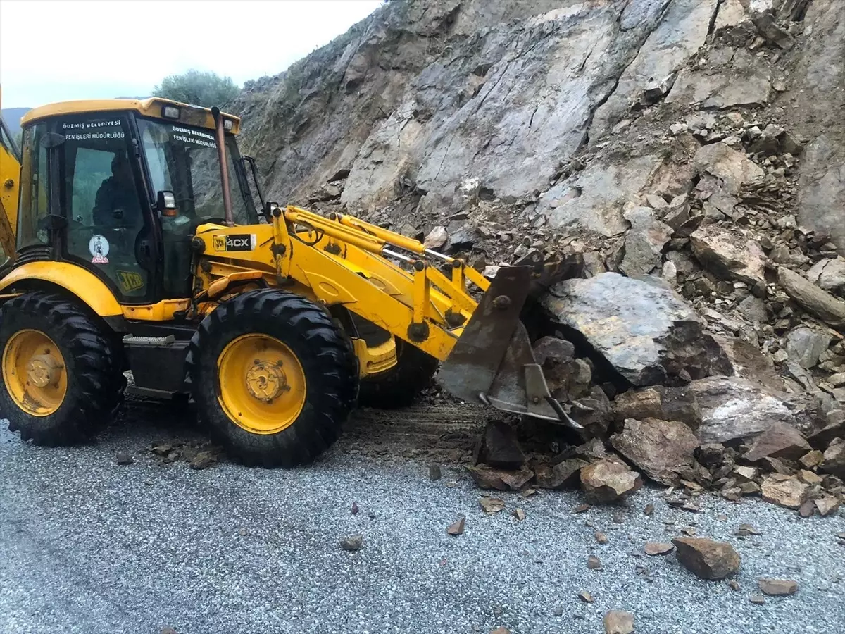 Ödemiş’te Heyelan Ulaşımı Aksattı